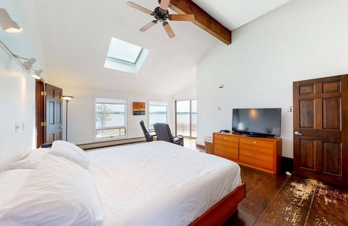 Tenants Harbor Casa | Oceanfront house on 3 acres with vast shoreline & amazing views - dog-friendly