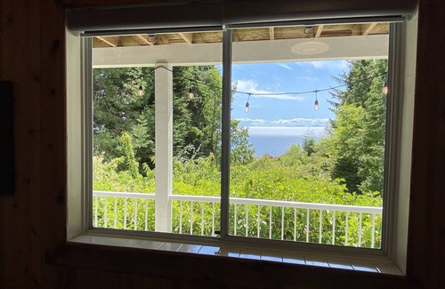 Juan de Fuca Electoral Area Casa | Oceanfront House with a Hot Tub close to the Surf