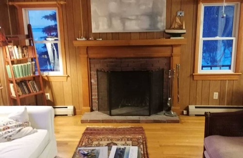 West Tremont Casa | Oceanfront house with a hot tub