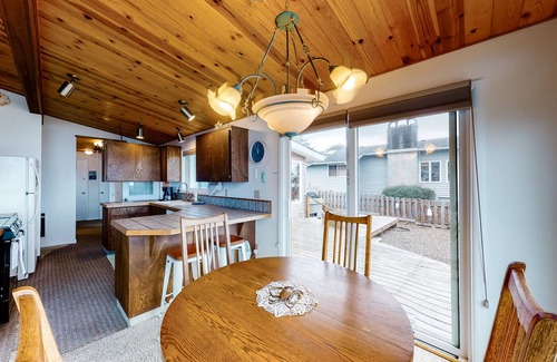 Yachats Casa | Agradable para perros, casa frente al mar w / bañera de hidromasaje privada y acceso a la playa