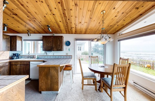 Yachats Casa | Agradable para perros, casa frente al mar w / bañera de hidromasaje privada y acceso a la playa