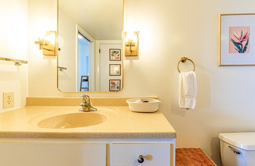 Kapoho Cama Y Desayuno | Oceanfront in Hilo Hale Kai Suites Heritage Room - Queen Bed, Private Bath