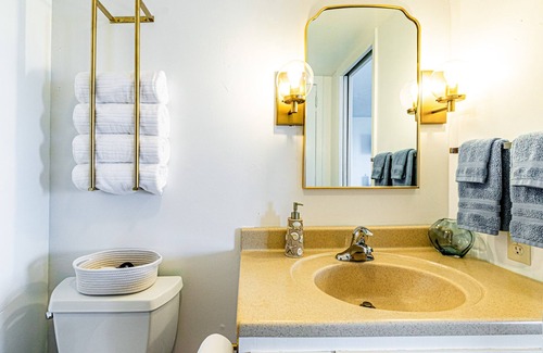 Kapoho Cama Y Desayuno | Oceanfront in Hilo Hale Kai Suites - Moana Room - King Bed, Private Bathroom