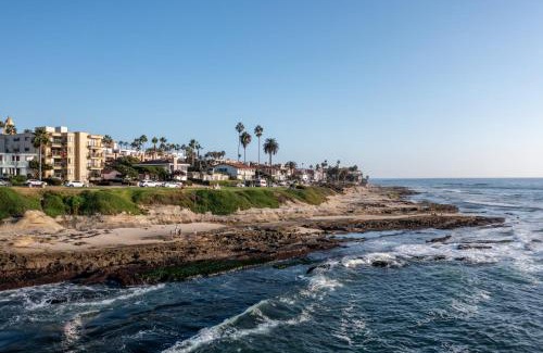 Village of La Jolla Apartamento | Oceanfront in La Jolla Steps to Beach Shops Dining Dawn Patrol by AvantStay