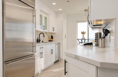 Village of La Jolla Apartamento | Oceanfront in La Jolla Steps to Beach Shops Dining Dawn Patrol by AvantStay