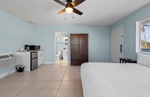 Fort Pierce Hotel | Oceanfront Inn Room #1 - Partial Ocean View, King Bed