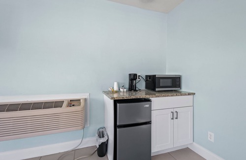 Fort Pierce Hotel | Oceanfront Inn Room #1 - Partial Ocean View, King Bed
