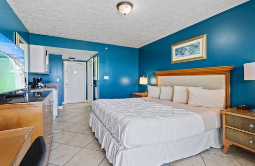 Fort Pierce Hotel | Oceanfront Inn Room #19- Ocean View Balcony, King Bed