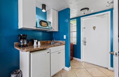 Fort Pierce Hotel | Oceanfront Inn Room #19- Ocean View Balcony, King Bed