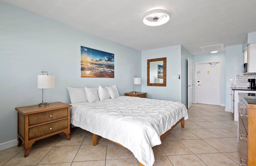Fort Pierce Hotel | Oceanfront Inn Room #23 - Ocean View Balcony, King Bed