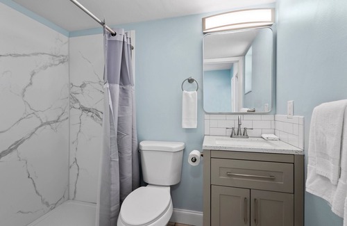 Fort Pierce Hotel | Oceanfront Inn Room #23 - Ocean View Balcony, King Bed