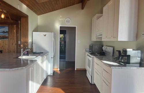 Juan de Fuca Electoral Area Cabina | Oceanfront Lodge; your private, family-friendly retreat in the trees