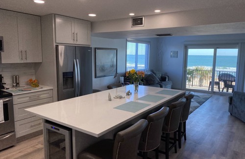 Ormond Beach Condominio | Oceanfront Luxury- Sand & Sea with a Modern Appeal
