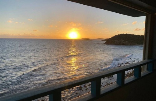 Bolongo Bay Condominio | Oceanfront Newly Renovated Condo