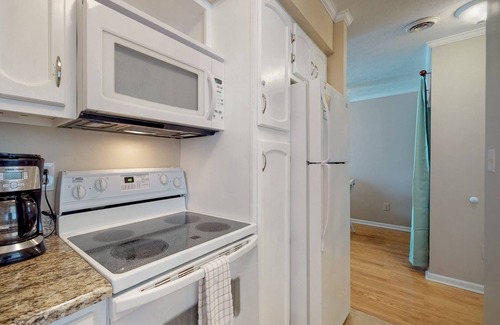 Surfside Beach Condominio | Oceanfront ocean view condo with private W/D & central AC - walk to everything