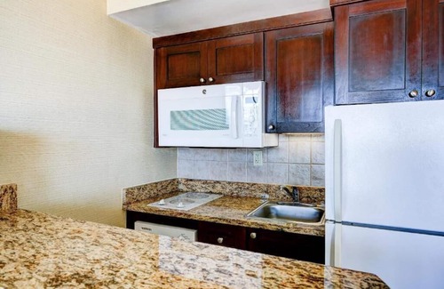 Virginia Beach Condominio | Oceanfront on the Boardwalk 1 BR, 1 BA, sleep 4, at BQR in VA Beach with balcony