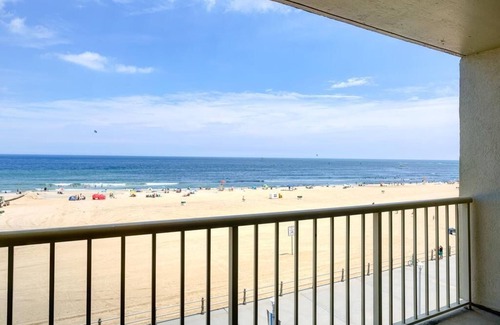 Virginia Beach Condominio | Oceanfront on the Boardwalk 1 BR, 1 BA, sleep 4, at BQR in VA Beach with balcony