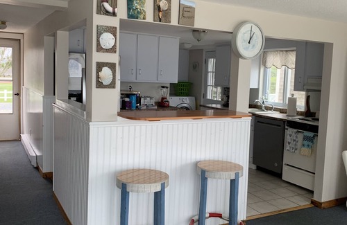 South Yarmouth Casa | Playa privada de arena, frente al mar, casa de 2 pisos, kayaks, $ 1700.