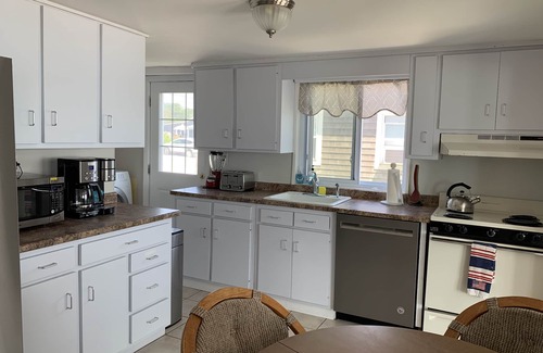 South Yarmouth Casa | Playa privada de arena, frente al mar, casa de 2 pisos, kayaks, $ 1700.