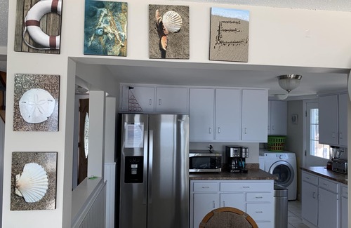 South Yarmouth Casa | Playa privada de arena, frente al mar, casa de 2 pisos, kayaks, $ 1700.