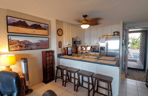 Kailua-Kona Condominio | Frente al mar, renovado y adaptado en el centro de Kona - hermosas vistas al mar! 1er piso