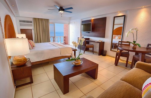 Zona sur Hotel | Oceanfront Resort w/ Scenic Pools & Easy Beach Access, Ideal for Romantic Stay