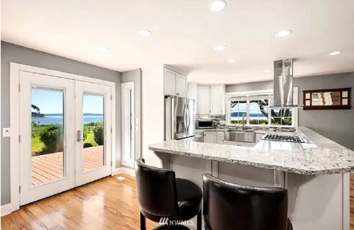 Oak Harbor Casa | Retiro Frente al Mar con Jacuzzi, Sala de Juegos y Vistas – Para 12+ Personas