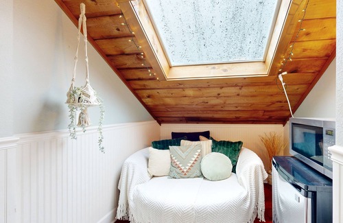 Historic Bayfront Apartamento | Oceanfront studio - harbor views, shared sauna & dog-friendly