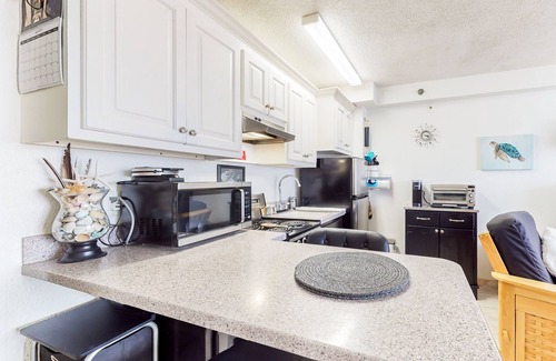 Lenox Park Apartamento | Oceanfront studio with balcony, pool, hot tub, beach access & ideal location