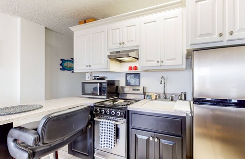 Lenox Park Apartamento | Oceanfront studio with balcony, pool, hot tub, beach access & ideal location