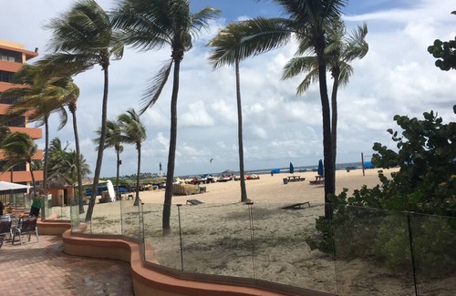 Pompano Beach Complejo | Oceanfront Studio! Step from your door to the beach! Your own private entrance!