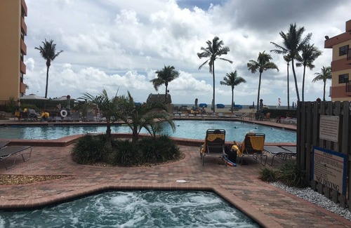 Pompano Beach Complejo | Oceanfront Studio! Step from your door to the beach! Your own private entrance!