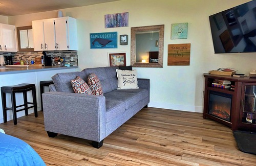 Newport Condominio | Oceanfront studio with King bed, hot tub & AC