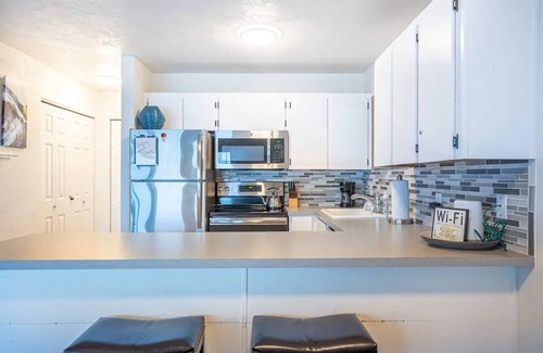 Newport Condominio | Oceanfront studio with King bed, hot tub & AC