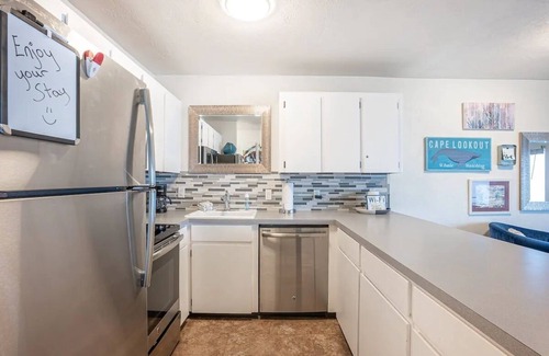 Newport Condominio | Oceanfront studio with King bed, hot tub & AC