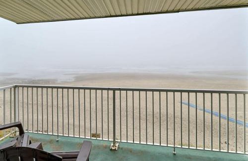 Lincoln City Casa | Oceanfront Suite - Sleeps 6 - Beach Access & Full Kitchen