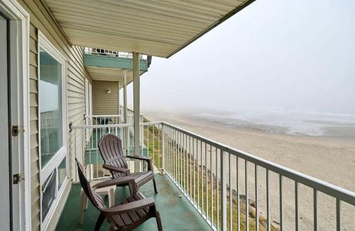 Lincoln City Casa | Oceanfront Suite - Sleeps 6 - Beach Access & Full Kitchen