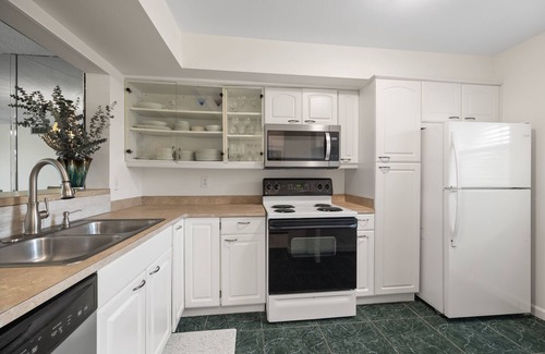 Hutchinson Island South Condominio | Oceanfront tranquility awaits at Sand Dollar Shores...Steps away from the Beach