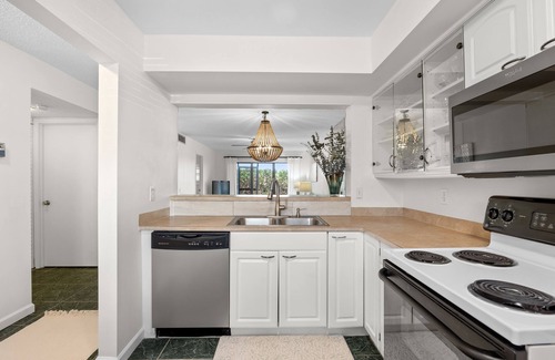 Hutchinson Island South Condominio | Oceanfront tranquility awaits at Sand Dollar Shores...Steps away from the Beach