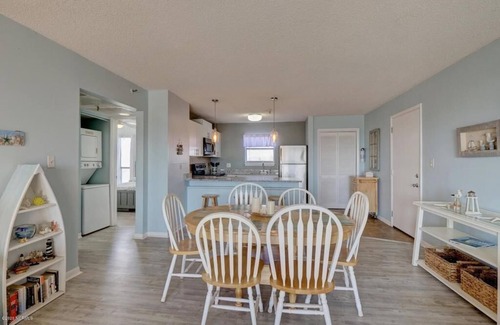 Sneads Ferry Condominio | Oceanfront End Unit 2BR Condo - Linens Included