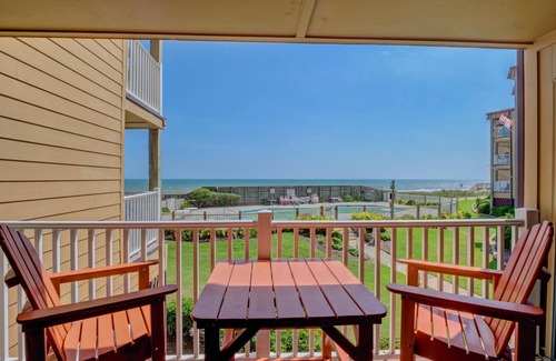 Sneads Ferry Condominio | Oceanfront End Unit 2BR Condo - Linens Included