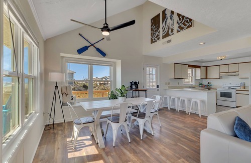 McCutcheon Field Casa | Oceanfront Beach Home - Sleeps 6-8 - Pet Friendly - Private Beach Access - Deck