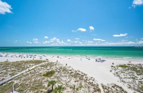 Madeira Beach Apartamento | Oceanfront View of Madeira Beach, Steps to the Beach - Madeira Norte Condo