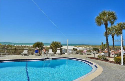 Madeira Beach Apartamento | Oceanfront View of Madeira Beach, Steps to the Beach - Madeira Norte Condo