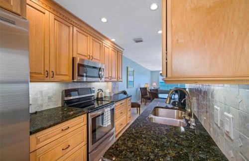 Madeira Beach Apartamento | Oceanfront View of Madeira Beach, Steps to the Beach - Madeira Norte Condo