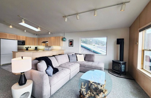 Yachats Casa | Oceanfront Views! Hot Tub! Walk to Everywhere in Yachats!