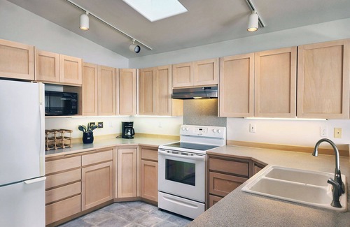 Yachats Casa | Oceanfront Views! Hot Tub! Walk to Everywhere in Yachats!