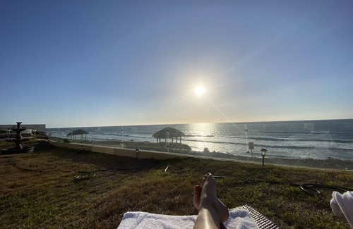 Primo Tapia Villa | Villa frente al mar con 2 piscinas y un jacuzzi gigante