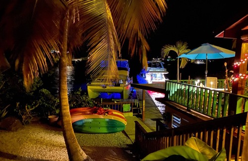 Fulladoza Bay Villa | Pelicano frente al mar / Desde $ 195- $ 1,450 / noche, Cap. 2-18 invitados