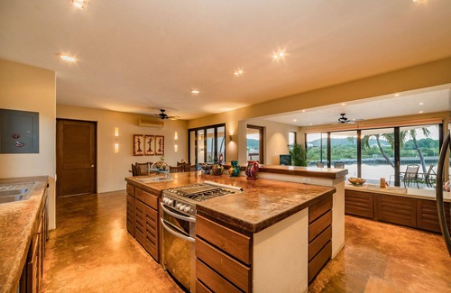 Crucecita Villa | Villa frente al mar con piscina infinita y bar Swim-Up | Servicio diario de mucama